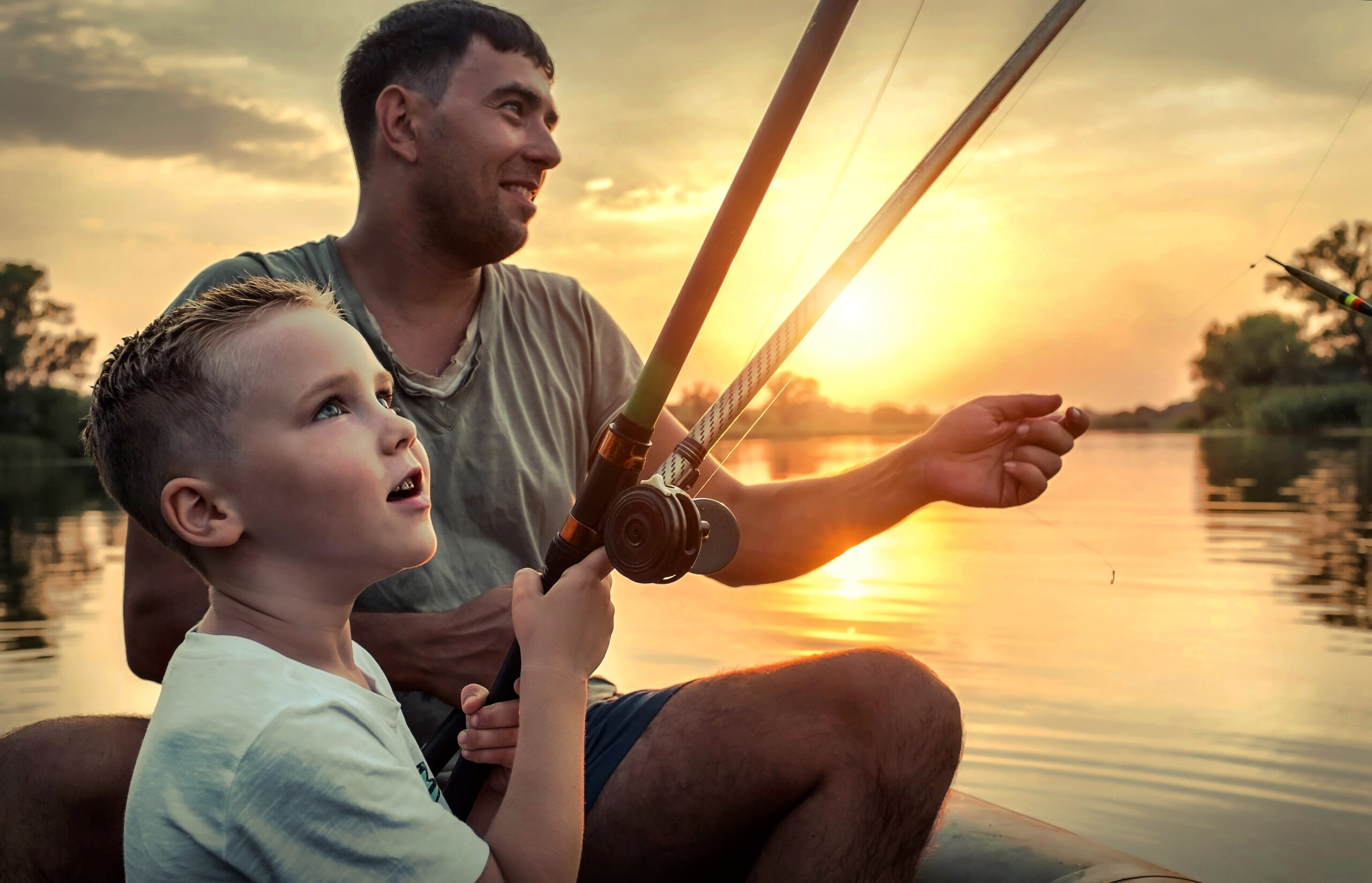 Happy,Father,And,Son,Together,Fishing,From,A,Boat,At